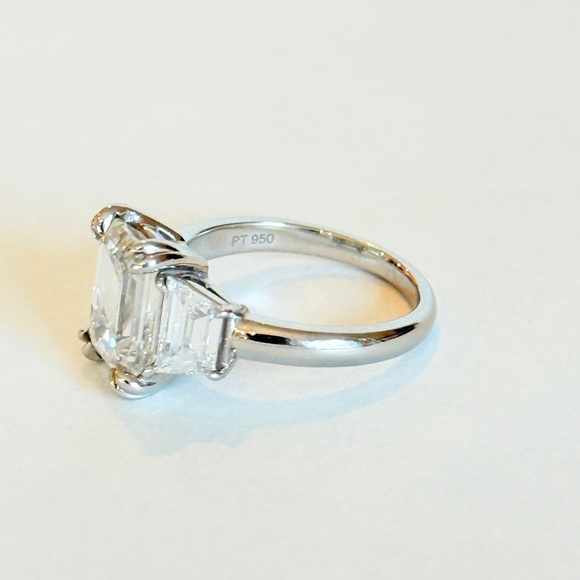 Elegant certified emerald cut platinum lab diamond engagement ring - Picture 3 of 9